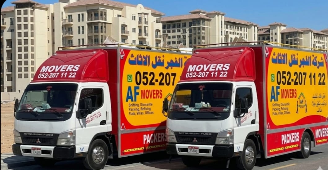 عمال نقل وتغليف محترفون لضمان سلامة أثاثك